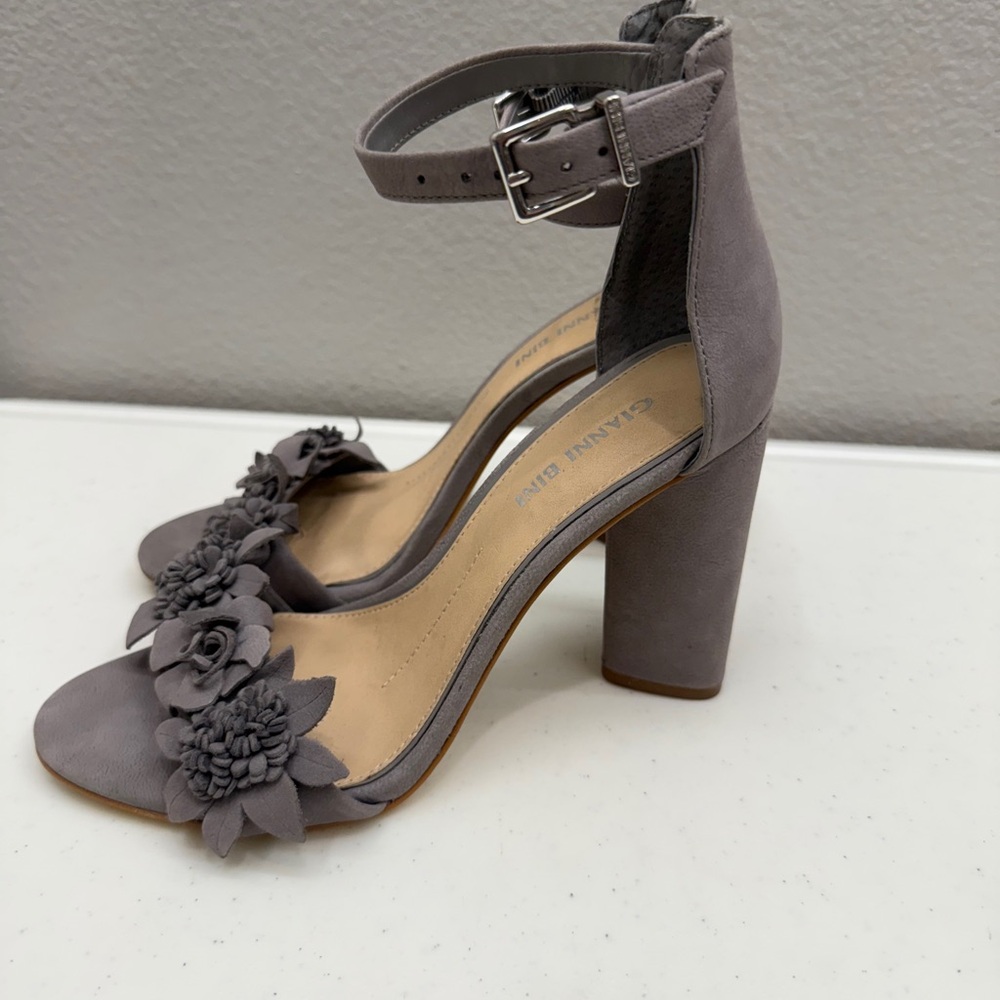Gianni Bini Size 7 Gray Heels Suede Shoes Womens Block Heel - Picture 3 of 4